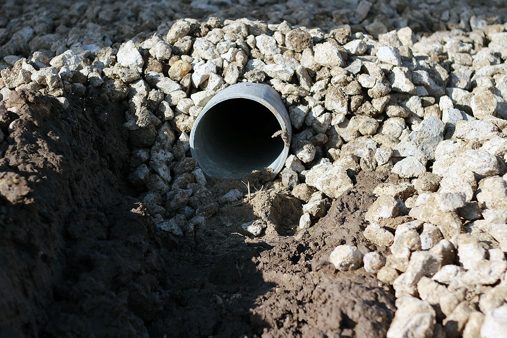 В коттеджном посёлке Яглово продолжаются дорожные работы. На данный момент на Семейных полностью вывезен грунт, ведется отсыпка дорог крупной фракцией щебня 40-70, отсыпаны 9-я, 8-я, 7-я, 6-я Семейные улицы.