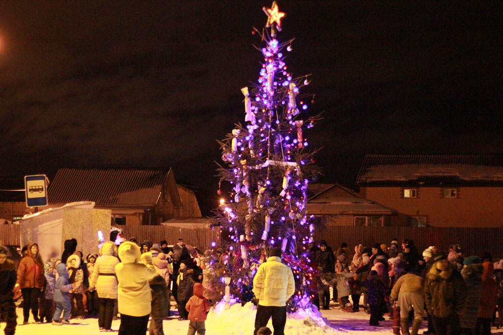 Воскресным вечером, 24 декабря, на центральной площади Яглово, именуемой "Ягловским Пятачком" прошёл главный праздник для детей - открытие Новогодней Ёлки. Прекрасная Ёлочка, утановленная при помощи городской управы Калуги была с любовью и старанием украшена силами местных жителей и активистов ТОС "Яглово"