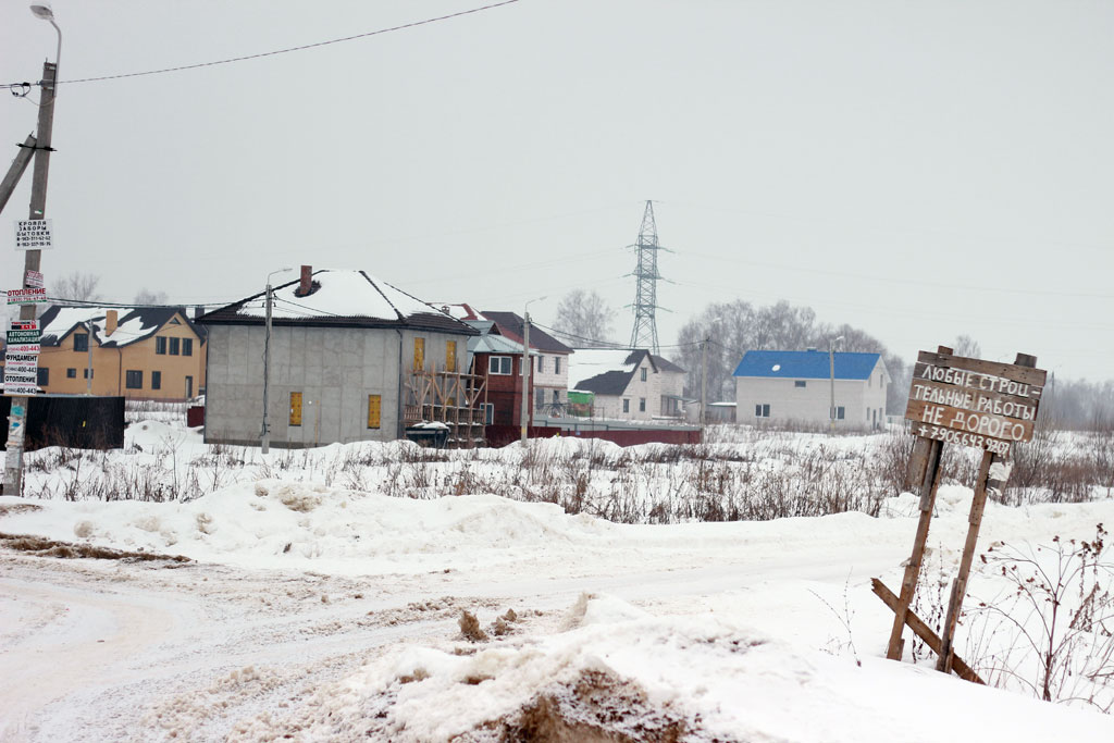 Под конец зимы, а по календарю, уже весной, выбрался на прогулку по нашему Яглово. В прошедшем году снег в Яглово к концу марта уже полностью сошел, а почва просохла - в нынешнем же, похоже, зима паковать чемоданы пока не собирается.